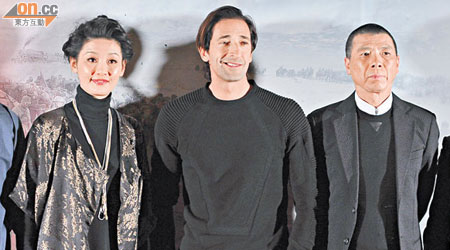 馮小剛（右）與老婆徐帆及艾哲倫保迪近期四出奔走為電影宣傳。