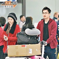 李蘊被《好報》拍得與男友遊美後推行李車回港。