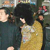 G-Dragon戴上雷鋒帽步出秘道。