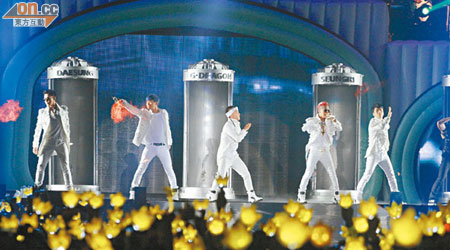Big Bang五子從「時光膠囊」破繭而出，歌迷high爆歡呼，為港騷揭開序幕。