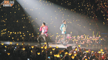 G-Dragon（左）與T.O.P落力獻唱。