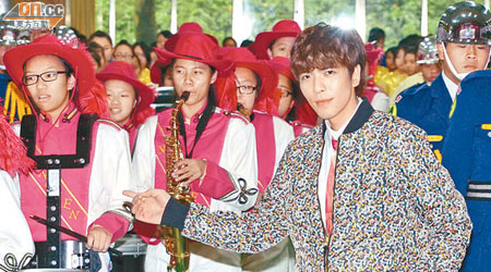 蕭敬騰獲學生組成的樂隊歡迎，大家互相欣賞。