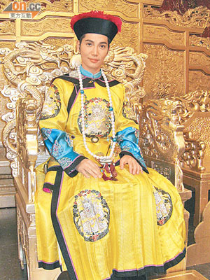 黃建東在《瘋狂歷史補習社》扮皇帝，似模似樣。