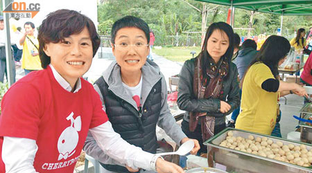 趙式芝（左）、楊如芯齊做義工到小食攤位煮魚蛋。