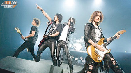 LUNA SEA在日本的巡迴演唱會已曲終人散，SUGIZO（右）的演出未有受腳傷影響。