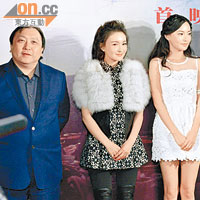 王晶（左）與片中女演員童菲（右）等亮相谷戲。