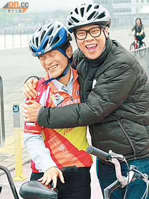 陳志雲昨與視障人士參與慈善單車活動。