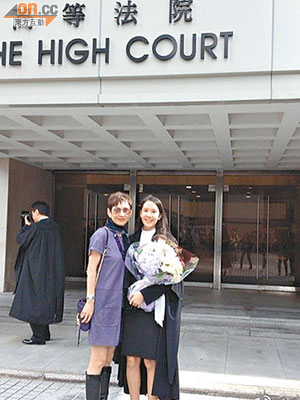 安安與大女李文琪在高等法院外合照。
