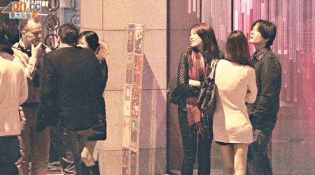 尹子維與兩女冒着寒風站在店門外。
