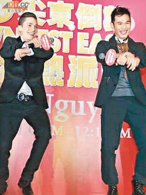 王梓軒教尼古恩（左）跳騎馬舞，炒熱現場氣氛。