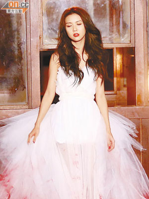 薛凱琪在MV裏投入演出，七情上面。