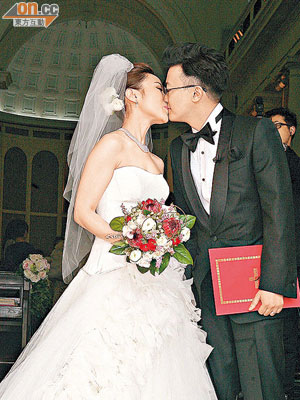 劉明軒與王傲山昨日行禮，新娘子穿上六位數的婚紗示人。