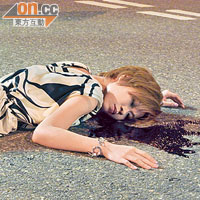 朱紫嬈瞓在馬路上扮死，算是她拍攝的一個突破。