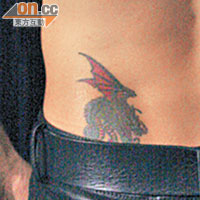張晉罕有露出其背後腰位的紅翼飛龍紋身。