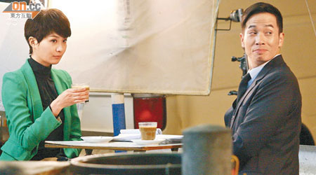 陳豪與陳法拉於一間茶餐廳外拍攝，引來不少途人圍觀。
