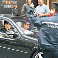 架墨鏡cool爆的古仔駕駛名車接林國斌，警員在旁指揮交通。