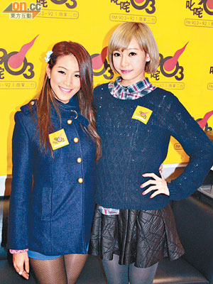 Aka（右）與Cheronna現身電台受訪。