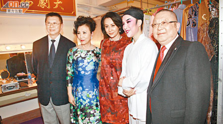 元海（左起）、汪明荃、劉嘉玲、越劇演員茅威濤及李居明在後台合照。