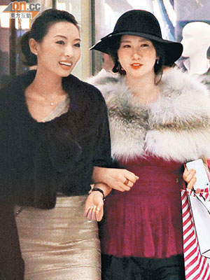 孟瑤（右）與陳爽日前穿上「姊妹Boot」在尖沙咀行孖咇。