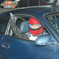 張栢芝十一年前為慈善節目表演飛車，結果受傷入院。