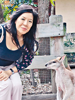 胡幗英於動物園跟小袋鼠合照。