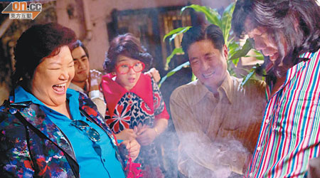謝天華與魯芬及鄭欣宜在《我愛HK》中拍了一場炸小天華的戲。