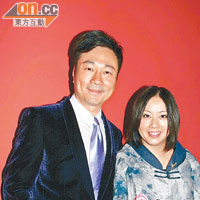 黎耀祥帶埋老婆到馬場睇表演。