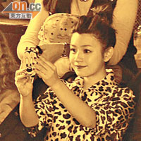 陳妍希改過裝扮睇另一場騷，更拿起套上米妮老鼠機套的手機拍照，可謂童心未泯。