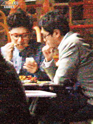 鍾一憲（左）與同性密友齊齊開餐，愈坐愈埋咬耳仔。