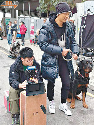 華哥經常與「女主角」，他身旁的狗女溝通。