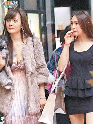 Monna抱住狗仔富貴逛街，Mei Mei（右）如妹仔般代拎一袋二袋戰利品。
