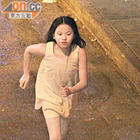 小女孩要赤腳跑街，表現落力。