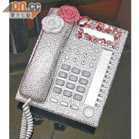 這個bling bling電話是Deborah親自設計。
