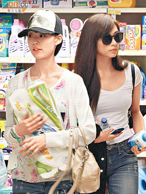 田代麻衣（左）昨日與久保杏奈到超市買廁紙。