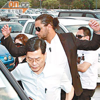 徐淑敏和黃浩上車時，保鏢阻止記者拍攝。
