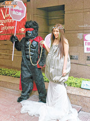 超盈在鬧市與「猩猩王」並肩拍照