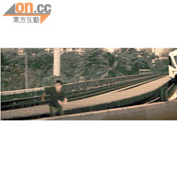 城城拍攝的一場跳火車橋戲，過程經險萬分。