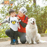 小齊與小演員及狗狗構成一幅溫馨畫面。