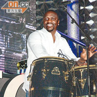Akon唱歌之餘，還打鼓一展所長。