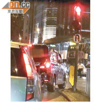 城城去尖沙咀出席慶功宴時，司機一度衝紅燈。
