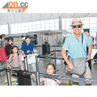 鍾鎮濤一身熱帶Look，與范姜及女兒出發旅行。