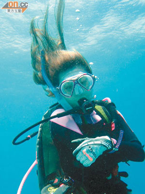 陳君宜笑言潛水可以順便在水中做物理治療。