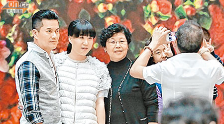 呂良偉除下眼鏡和太太楊小娟及親友合照。