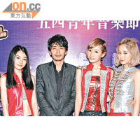 音樂節籌委會主席詹勝（左二）讚組合Super Girls表演精彩。