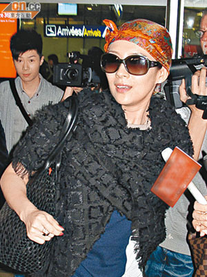 章子怡抵達法國尼斯機場時，一臉輕鬆。
