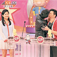 洪天明與吳家樂獲獎門人同頒最佳男配角，天明之後再向太太送吻。