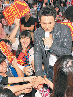 王梓軒深受歡迎，廣州粉絲爭住握手。