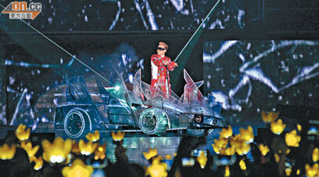 G-Dragon的香港個唱以賽車手造型乘坐透明跑車配以龍形咪登場。