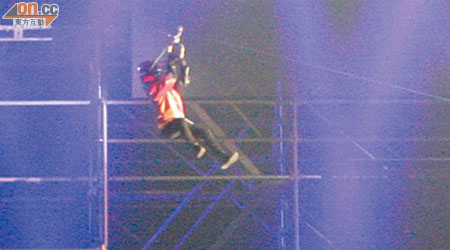 G-Dragon拉着繩索空降台前，十分驚險。