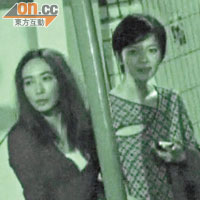 于文鳳與太子女Lisa離開夜店後拖住手行。